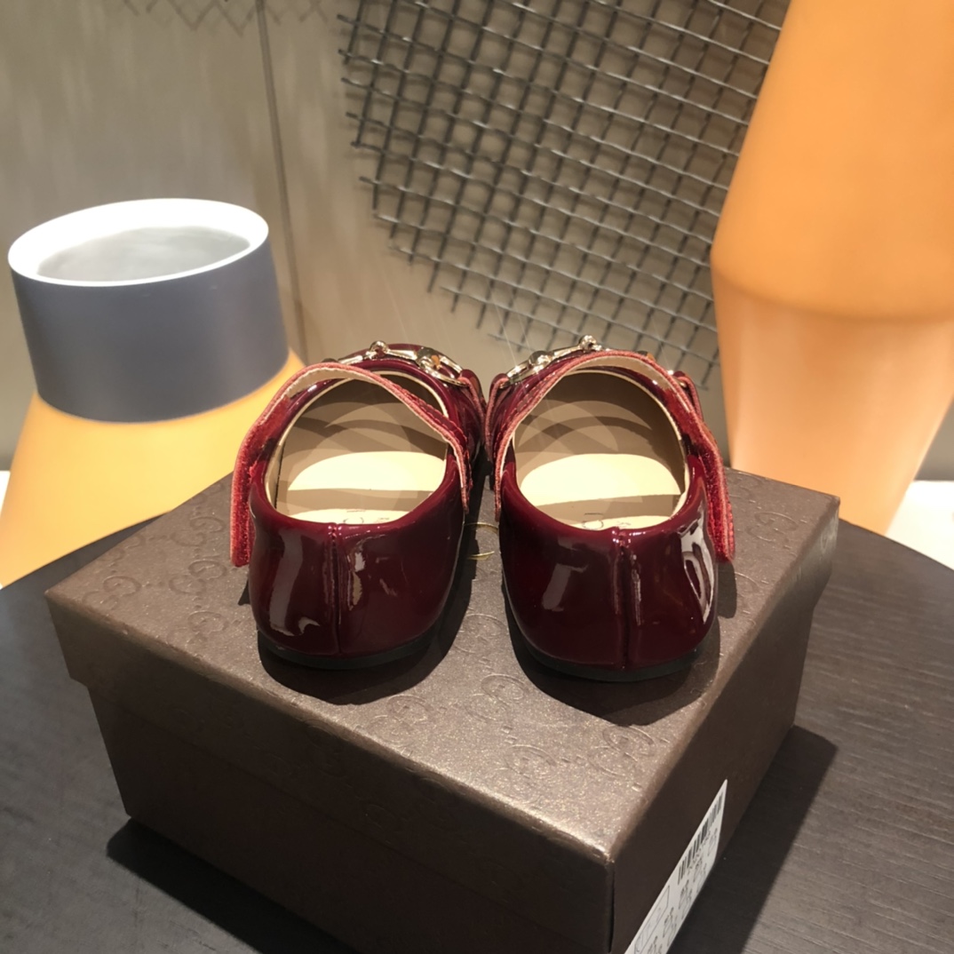Children's shoes child
